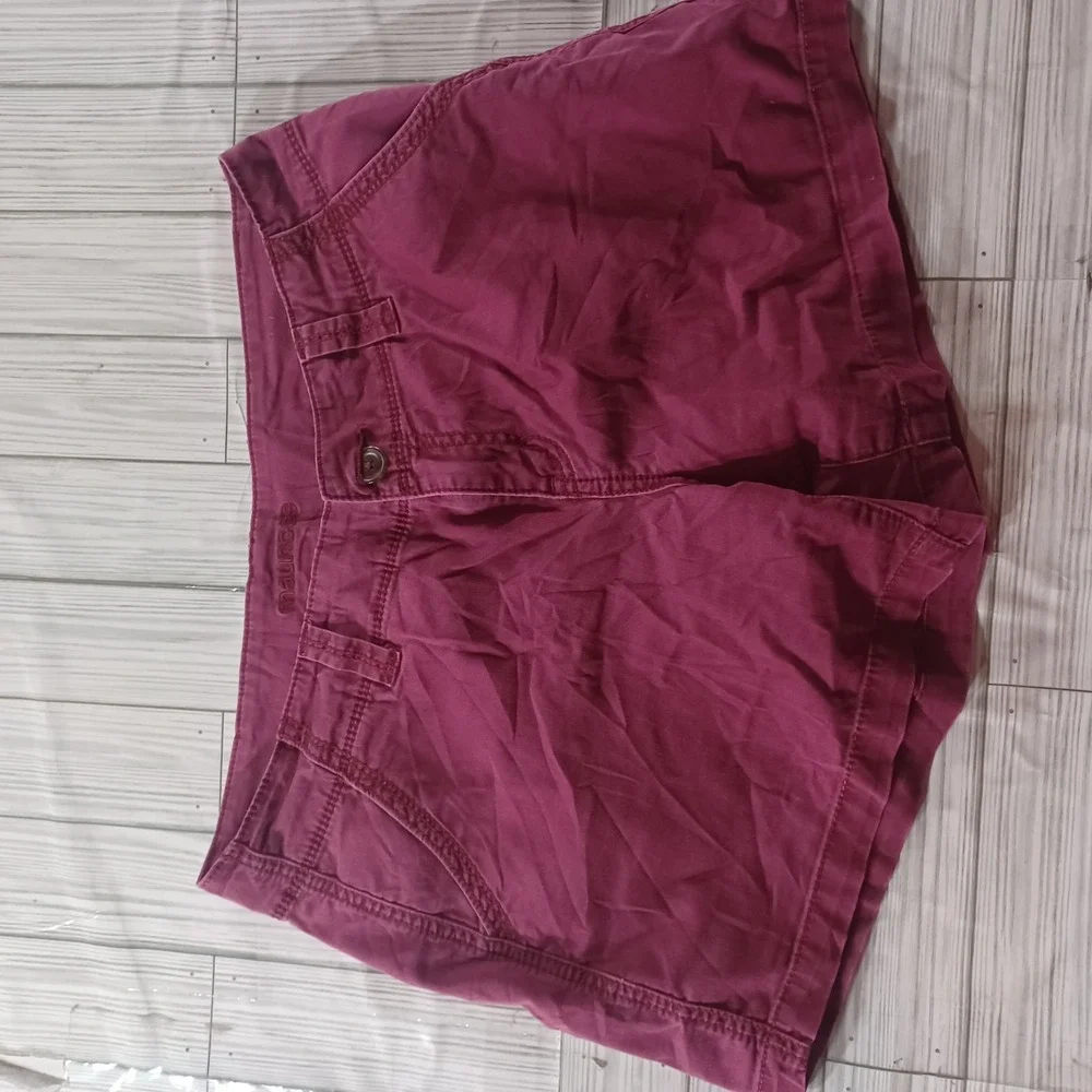 Maurices Womens Burgundy Maroon Chino Shorts Size 7/8 Stretch Cotton Casual